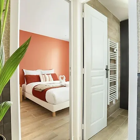 Center Of By Prestige Apartment *
