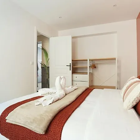 Apartment Center Of By Prestige Paris